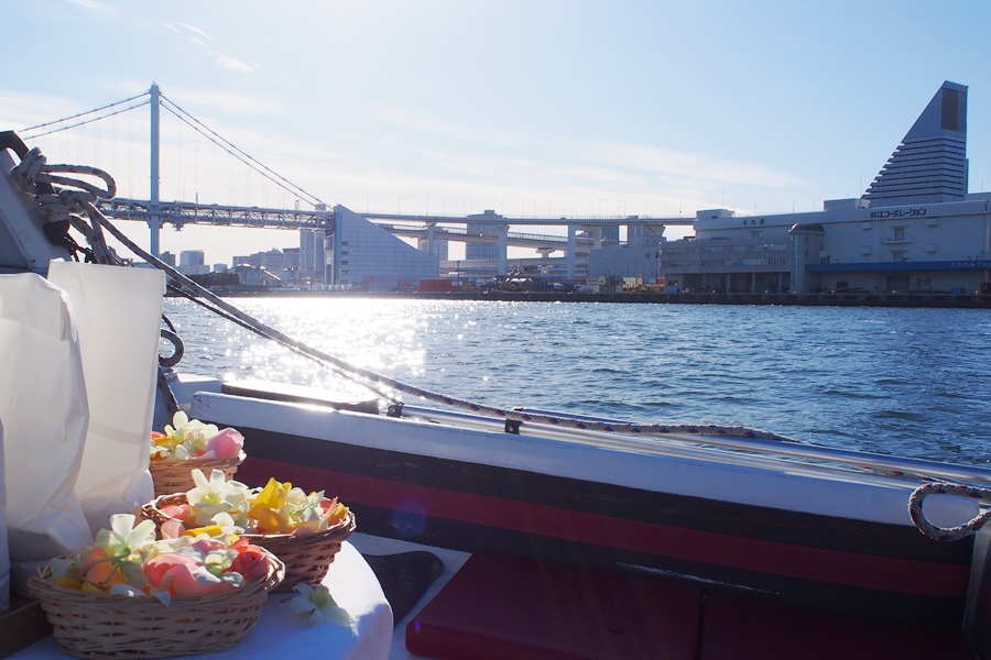 レインボーブリッジから陽が差し込むクルーザー