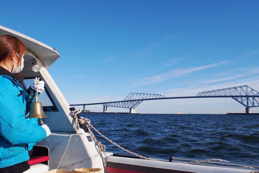 号鍾を鳴らす佐藤さん