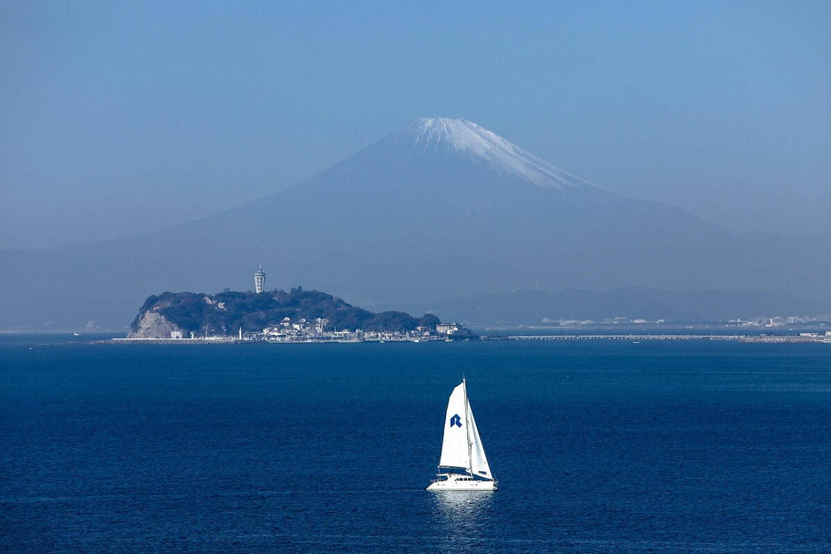 富士山の見える相模湾を航行するリビエラの船