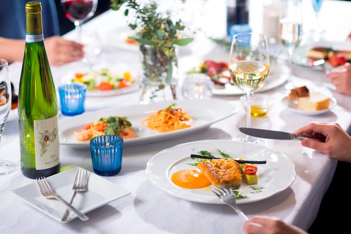 和やかにテーブルを囲む