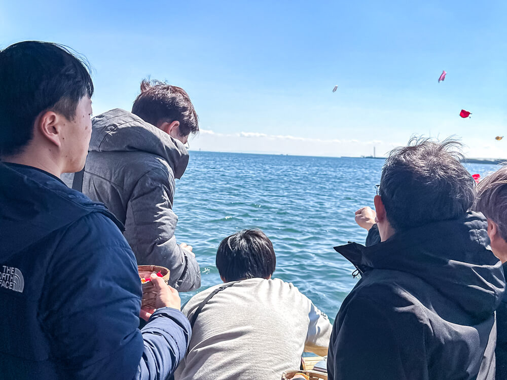 7.みなさまで献花