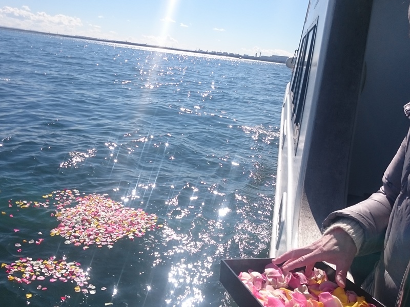 4.輝く海へ献花