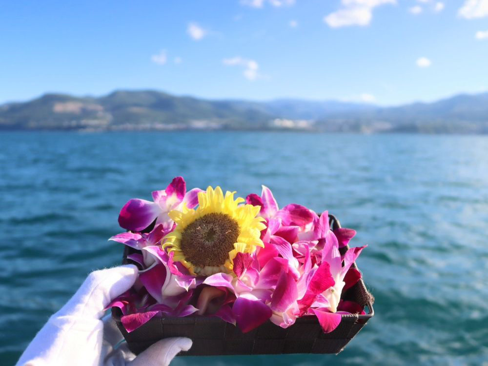 5.夏らしい色とりどりの献花