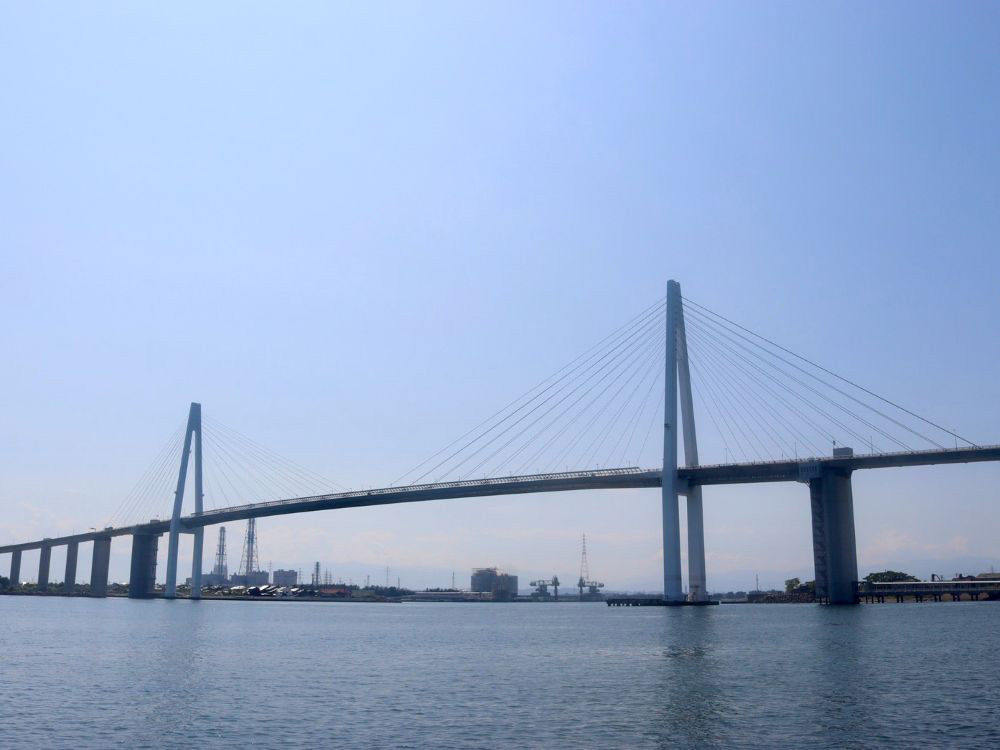 1.富山新港に架かる「新湊大橋」